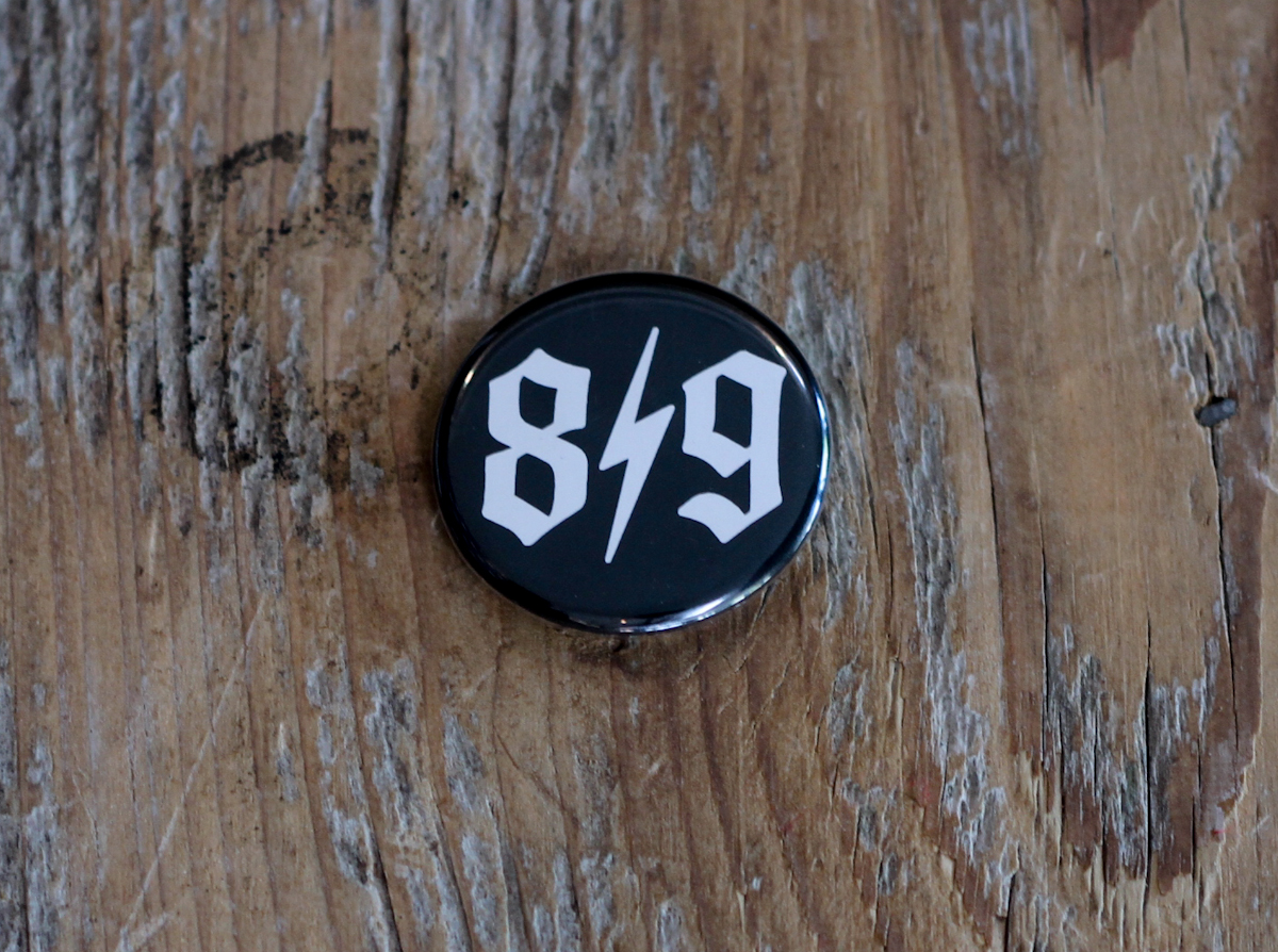 O.E. Button Pin B/W